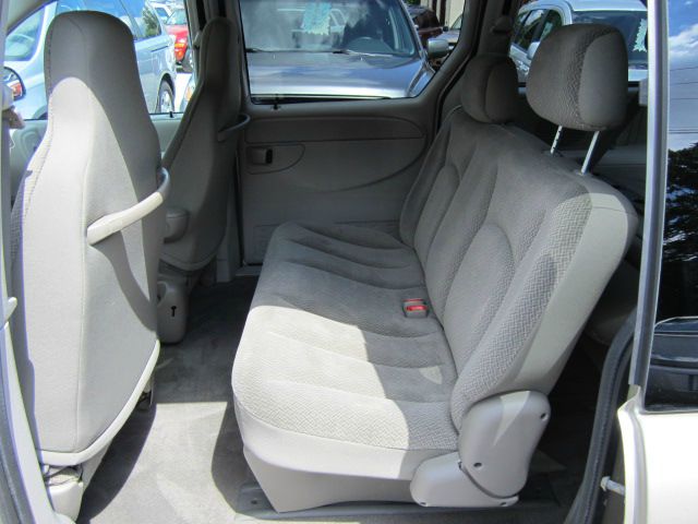Chrysler Town and Country 2005 photo 2