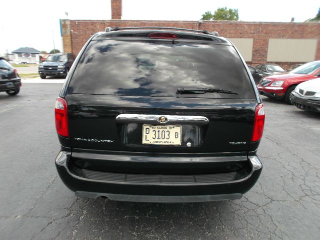 Chrysler Town and Country 2005 photo 1