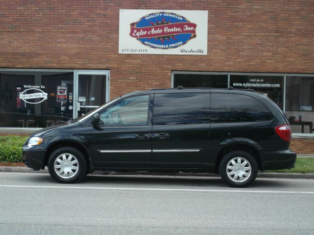 Chrysler Town and Country 2005 photo 2