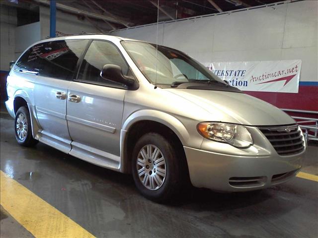 Chrysler Town and Country SL Regular Cab 2WD MiniVan
