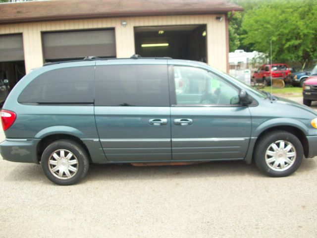 Chrysler Town and Country 2005 photo 1