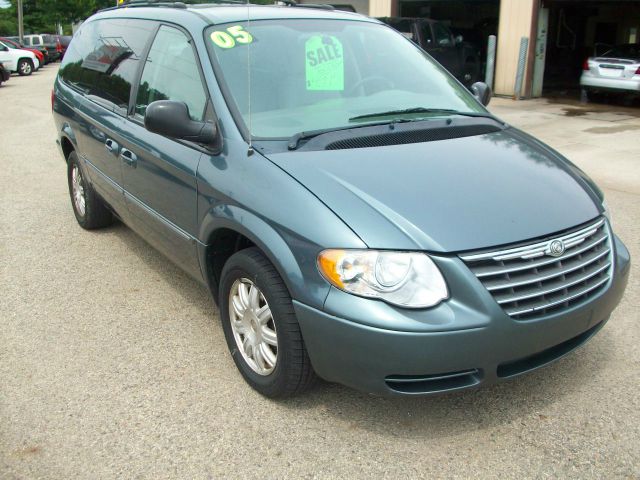 Chrysler Town and Country 2005 photo 2