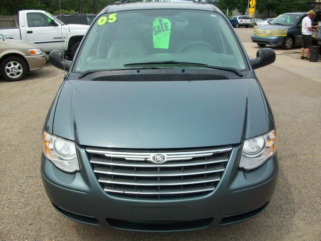 Chrysler Town and Country 2005 photo 3