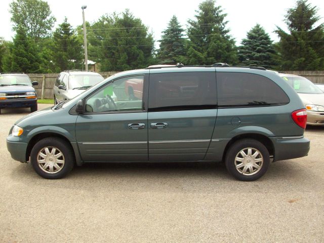 Chrysler Town and Country 2005 photo 4