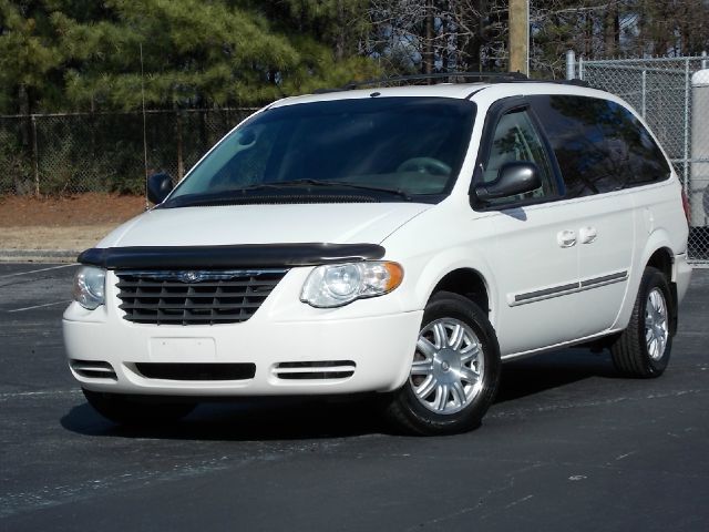 Chrysler Town and Country 2005 photo 4
