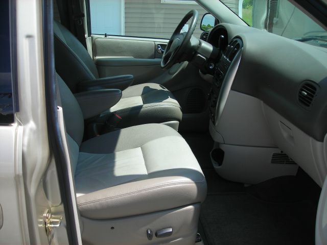 Chrysler Town and Country 2005 photo 12