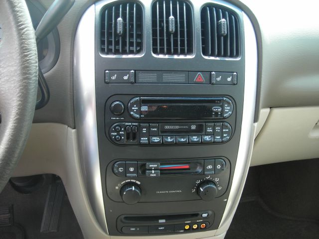 Chrysler Town and Country 2005 photo 13
