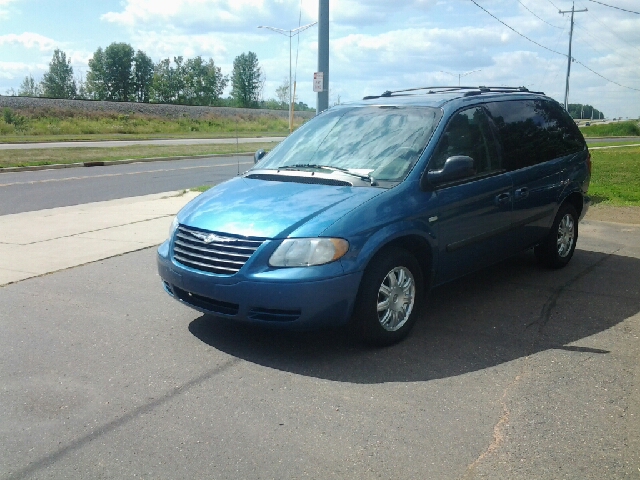 Chrysler Town and Country 2005 photo 3