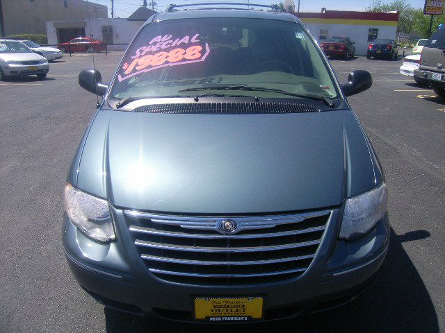 Chrysler Town and Country 2005 photo 8