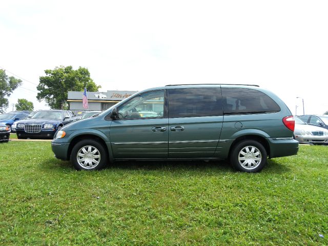 Chrysler Town and Country 2005 photo 1