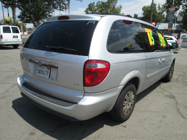 Chrysler Town and Country 2005 photo 2