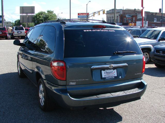 Chrysler Town and Country 2005 photo 1