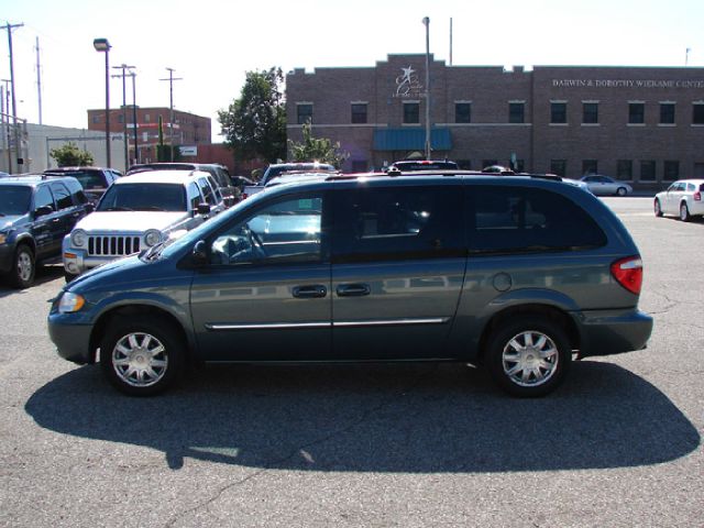 Chrysler Town and Country 2005 photo 2
