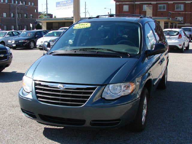 Chrysler Town and Country 2005 photo 3