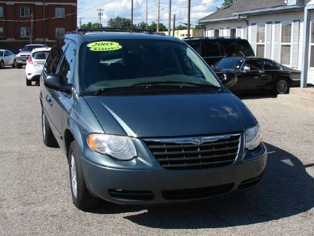 Chrysler Town and Country 2005 photo 4
