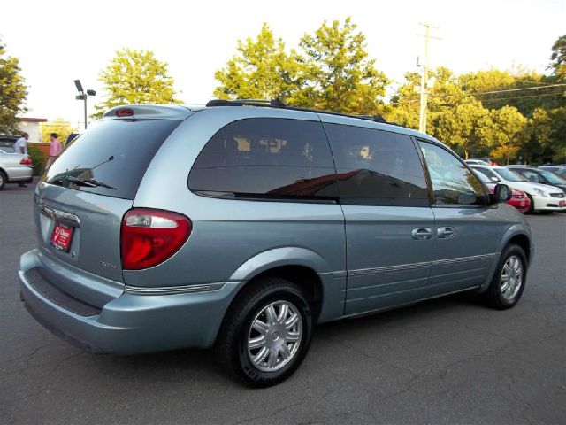 Chrysler Town and Country 2005 photo 1