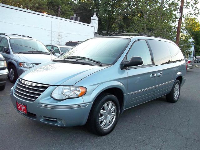 Chrysler Town and Country 2005 photo 2