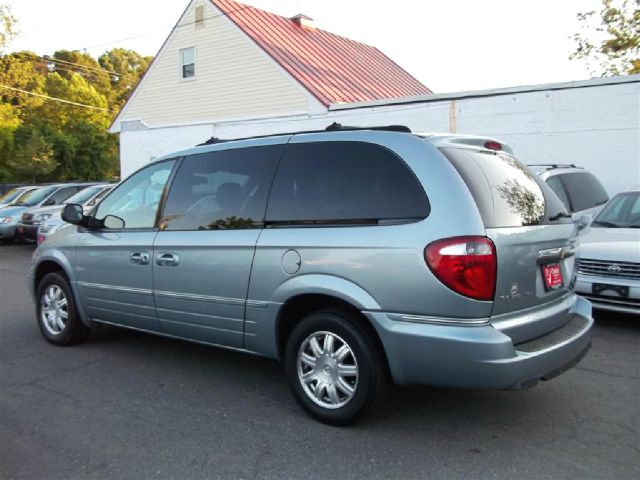 Chrysler Town and Country 2005 photo 4