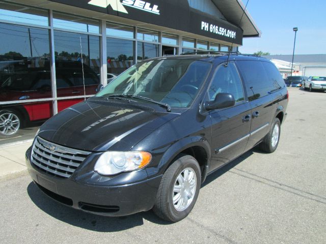 Chrysler Town and Country 2005 photo 3