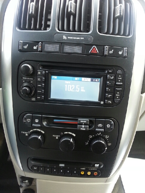 Chrysler Town and Country 2005 photo 4