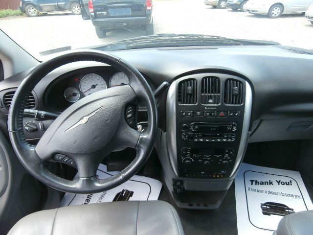 Chrysler Town and Country 2005 photo 1