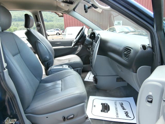 Chrysler Town and Country 2005 photo 4
