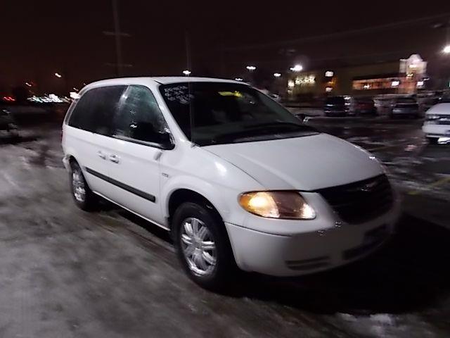Chrysler Town and Country 2005 photo 1
