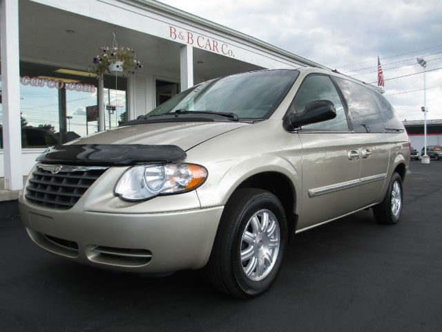 Chrysler Town and Country 2005 photo 1