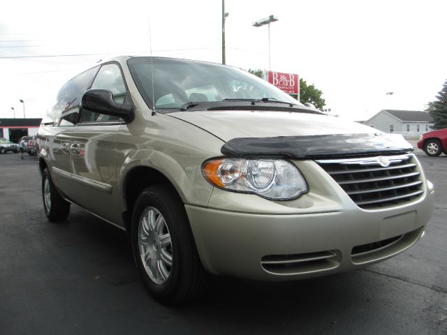 Chrysler Town and Country 2005 photo 2