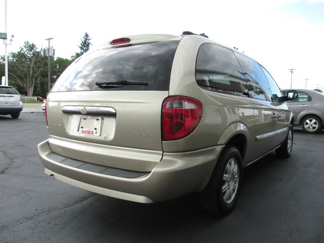 Chrysler Town and Country 2005 photo 3