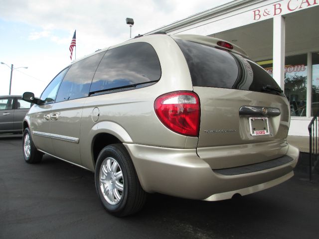 Chrysler Town and Country 2005 photo 4