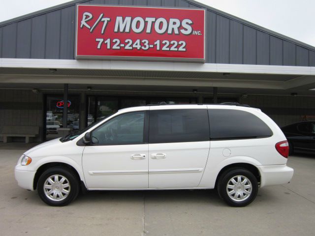 Chrysler Town and Country 2005 photo 8