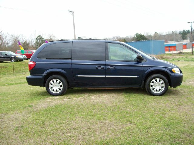 Chrysler Town and Country 2005 photo 2