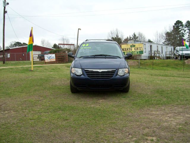 Chrysler Town and Country 2005 photo 3
