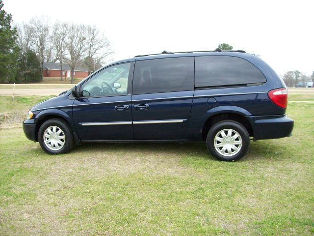 Chrysler Town and Country 2005 photo 4