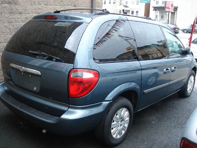 Chrysler Town and Country 2005 photo 2