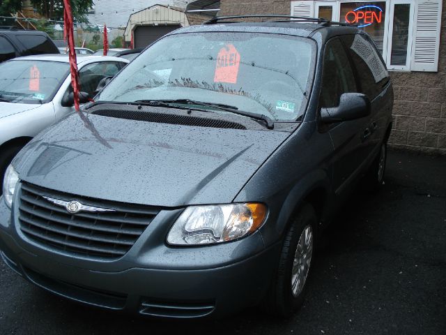 Chrysler Town and Country 2005 photo 3
