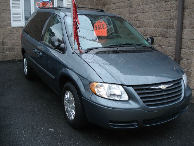 Chrysler Town and Country 2005 photo 4