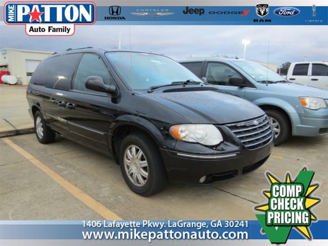 Chrysler Town and Country 2005 photo 1