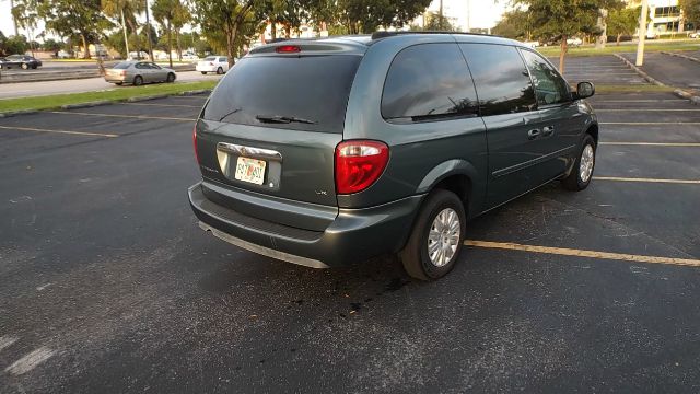 Chrysler Town and Country 2005 photo 1