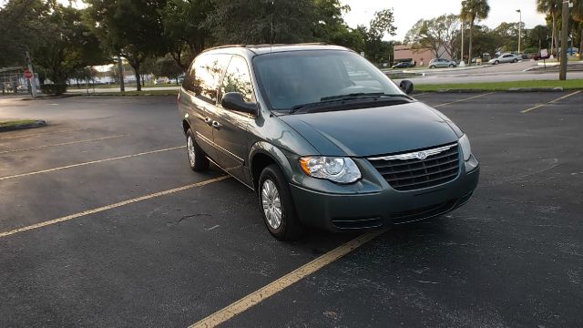 Chrysler Town and Country 2005 photo 2