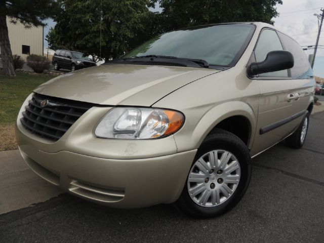 Chrysler Town and Country 2005 photo 2