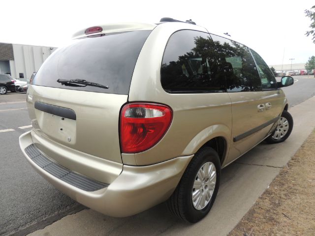 Chrysler Town and Country 2005 photo 3