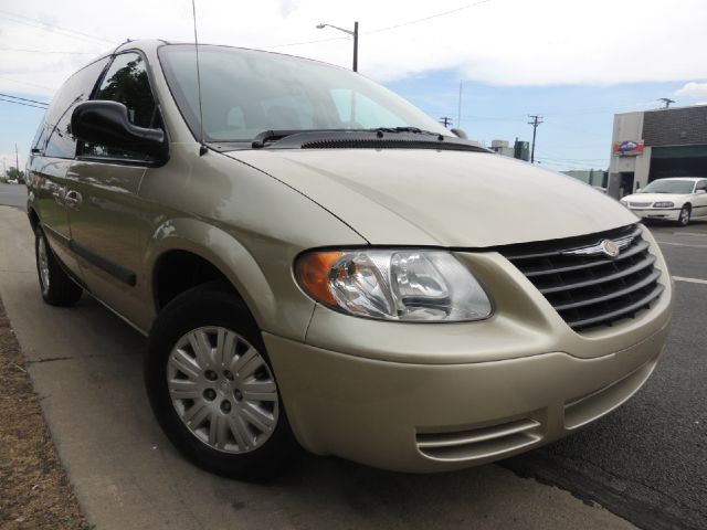 Chrysler Town and Country 2005 photo 4