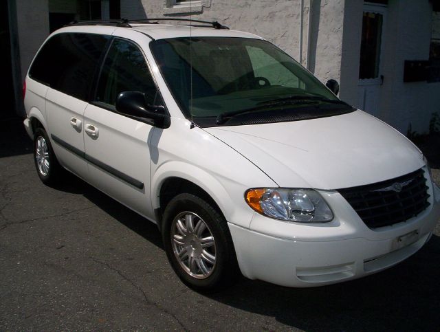 Chrysler Town and Country 2005 photo 1