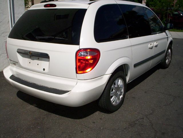Chrysler Town and Country 2005 photo 2