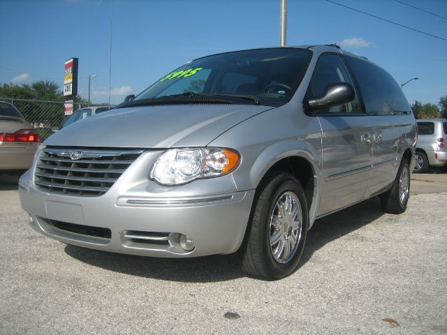 Chrysler Town and Country 2005 photo 1