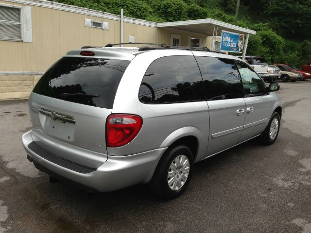 Chrysler Town and Country 2005 photo 1