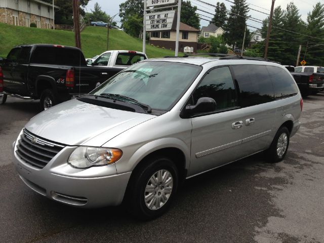 Chrysler Town and Country 2005 photo 2