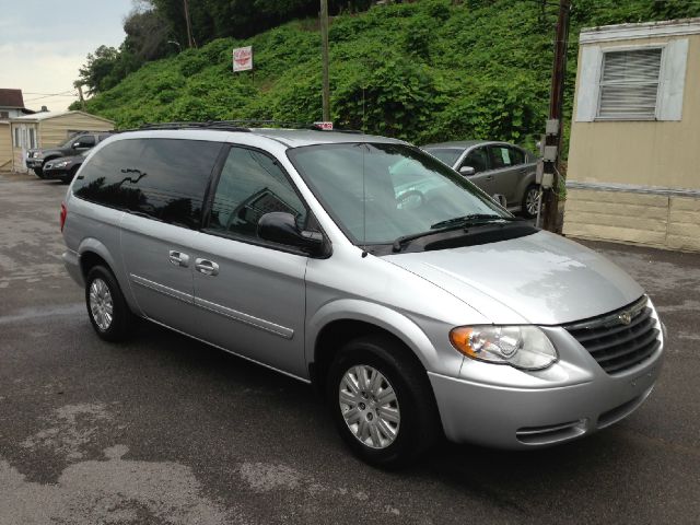 Chrysler Town and Country 2005 photo 3